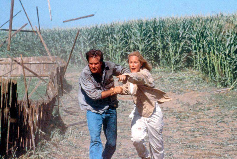 Bill Paxton dan Helen Hunt dalam film Twister. (dok. Warner Bros. Pictures/Twister)