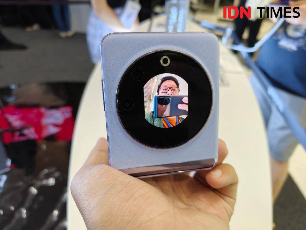 TECNO PHANTOM V Flip (IDN Times/Fatkhur Rozi)