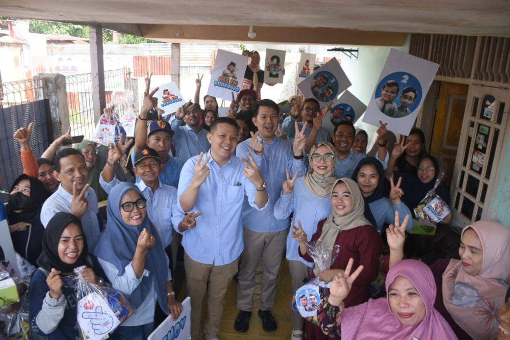 Tim Kemenangan Daerah (TKD) Prabowo-Gibran di Makassar membagikan makan siang dan susu gratis pada hari pertama masa kampanye, Selasa (28/11/2023). (Dok. Istimewa)