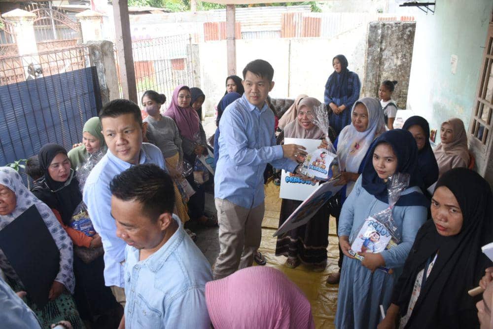 Tim Kemenangan Daerah (TKD) Prabowo-Gibran di Makassar membagikan makan siang dan susu gratis pada hari pertama masa kampanye, Selasa (28/11/2023). (Dok. Istimewa)