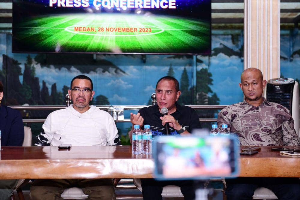 Exco PSSI Arya Sinulingga bersama Komisaris PT Kinantan Medan Indonesia Edy Rahmayadi (IDN Times/Doni Hermawan)