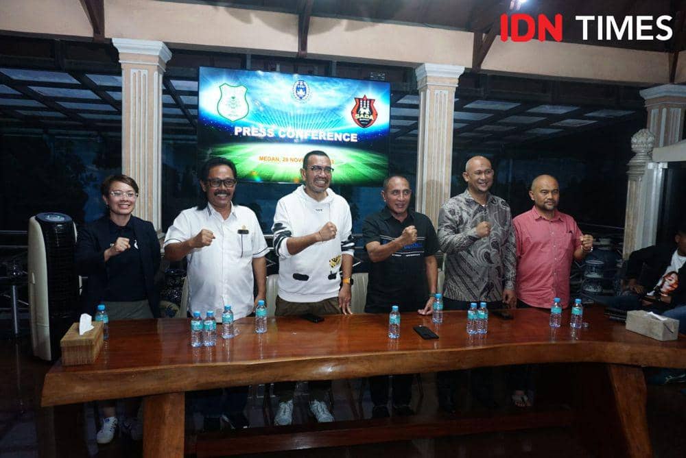 Exco PSSI Arya Sinulingga bersama Komisaris PT Kinantan Medan Indonesia Edy Rahmayadi (IDN Times/Doni Hermawan)