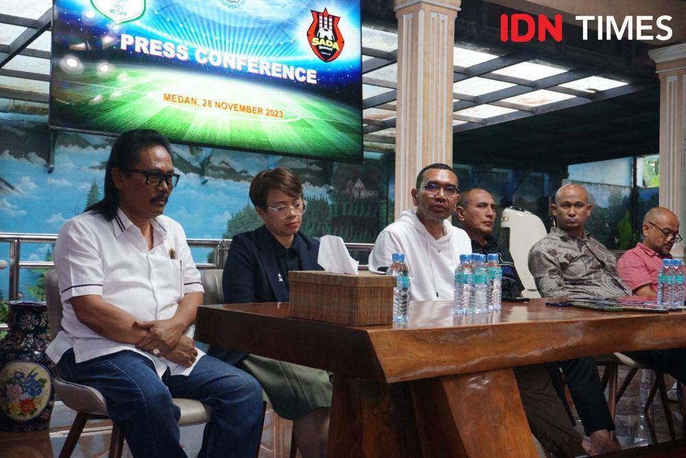Exco PSSI Arya Sinulingga bersama Komisaris PT Kinantan Medan Indonesia Edy Rahmayadi (IDN Times/Doni Hermawan)