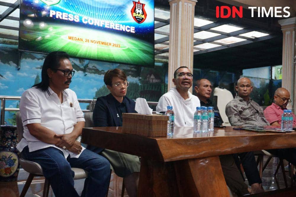 Exco PSSI Arya Sinulingga bersama Komisaris PT Kinantan Medan Indonesia Edy Rahmayadi (IDN Times/Doni Hermawan)