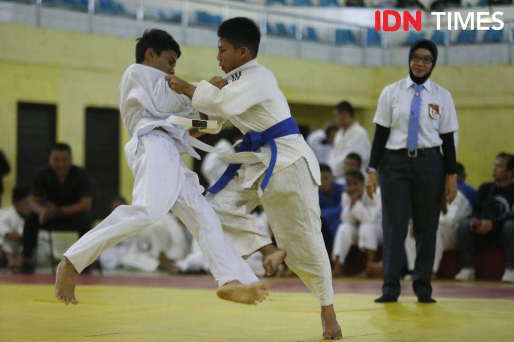 Aksi pejudo di Kejurprov Judo Sumut 2023 di GOR Asber Nasution,Tebing Tinggi (IDN Times/Doni Hermawan)