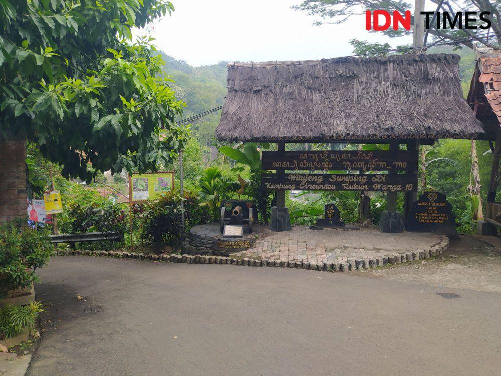 1. Warga Kampung Adat Cireundeu antusias menyambut Pemilu 2024