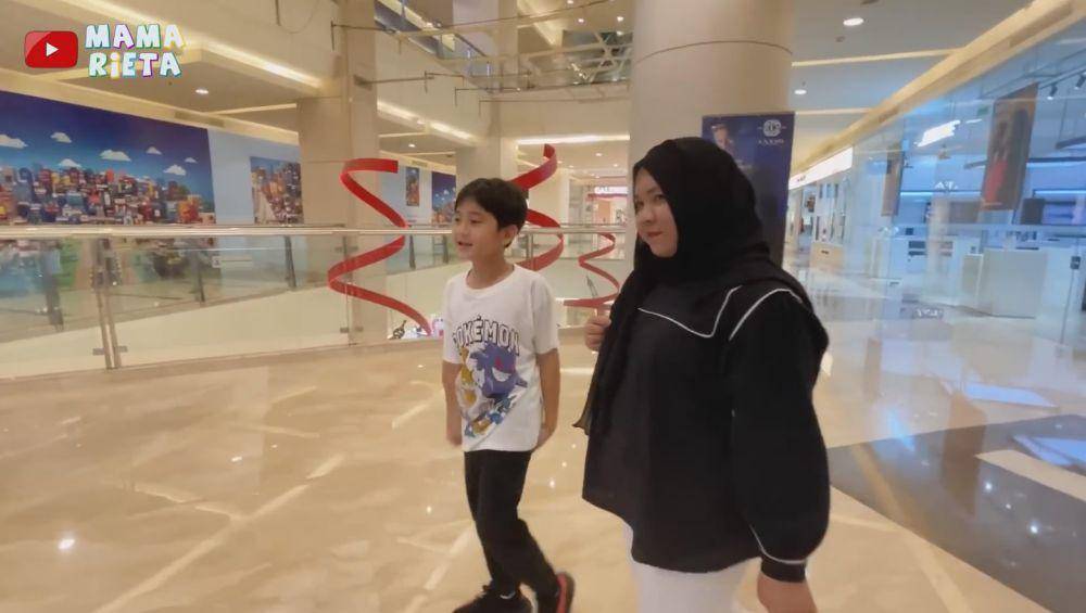 Rafathar beli kado Mbak Lala (YouTube.com/Mama Rieta)