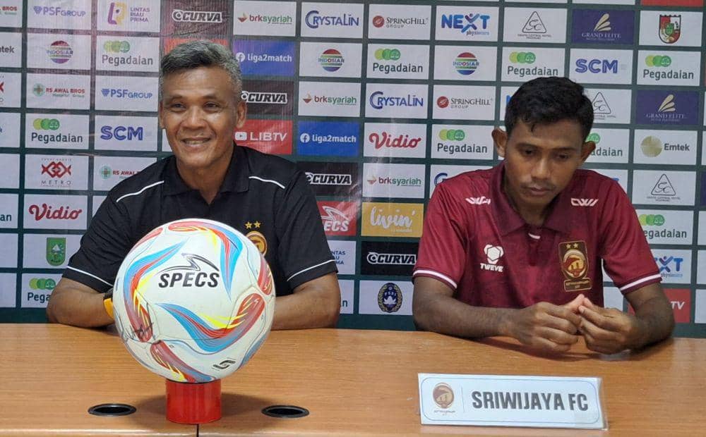 Pelatih Sriwijaya FC Hendri Susilo bersama pemainnya Irwanto Bahajo (IDN Times/ Fanny Rizano)