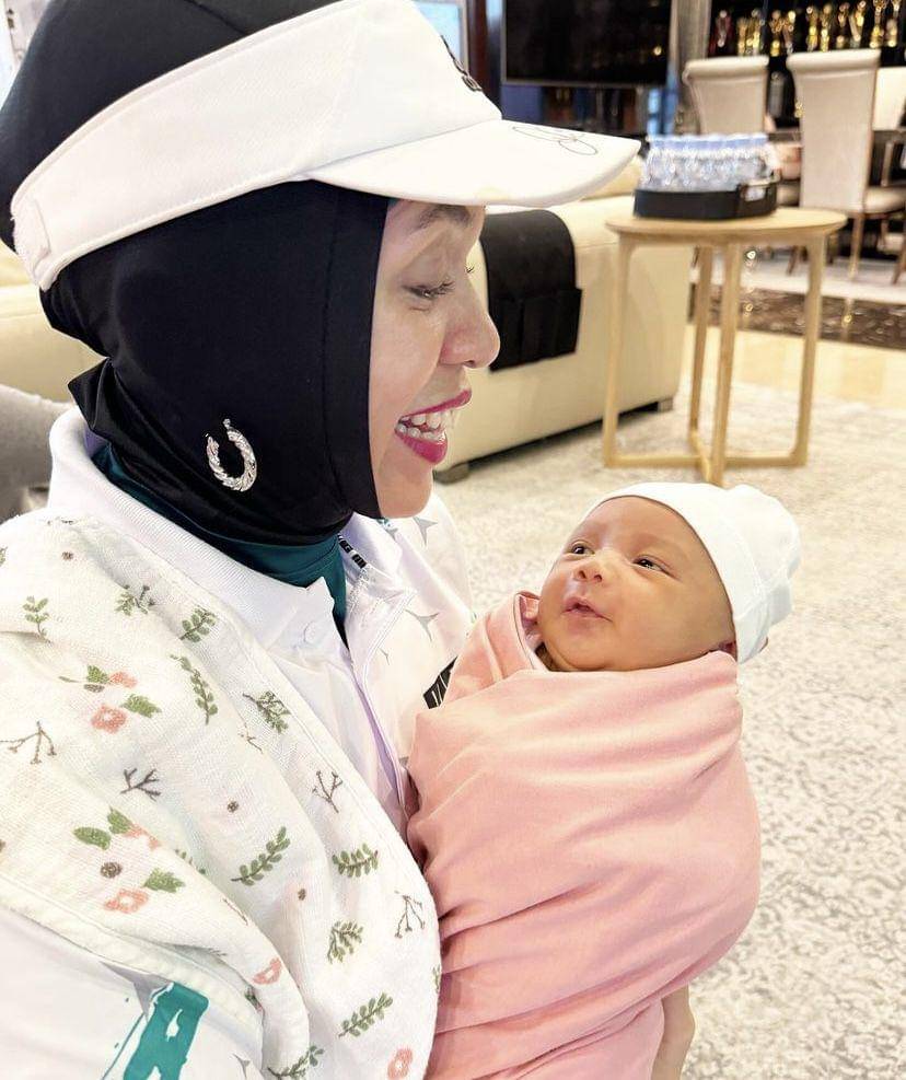Geni Faruk momong baby Azura (instagram.com/genifaruk)