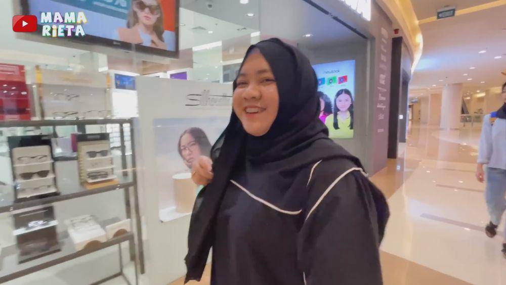 Rafathar beli kado Mbak Lala (YouTube.com/Mama Rieta)