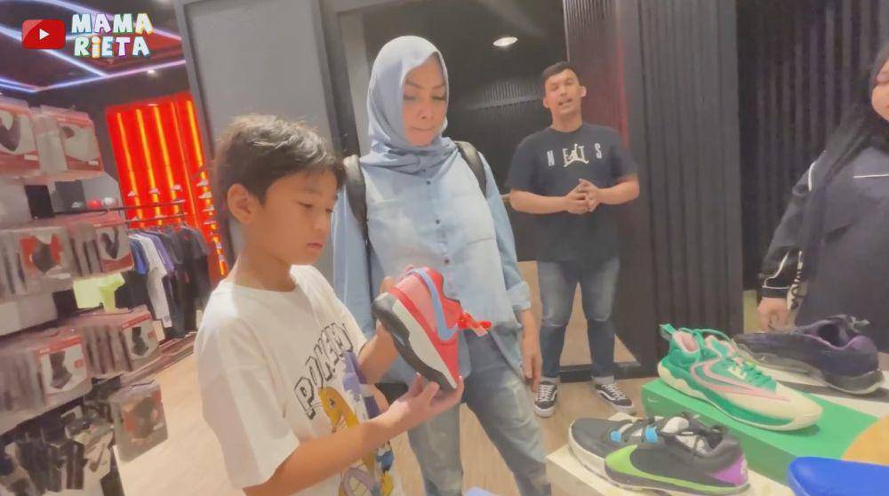 Rafathar beli kado Mbak Lala (YouTube.com/Mama Rieta)