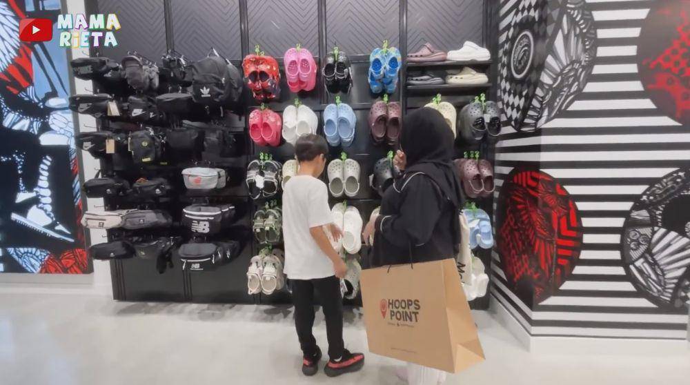 Rafathar beli kado Mbak Lala (YouTube.com/Mama Rieta)