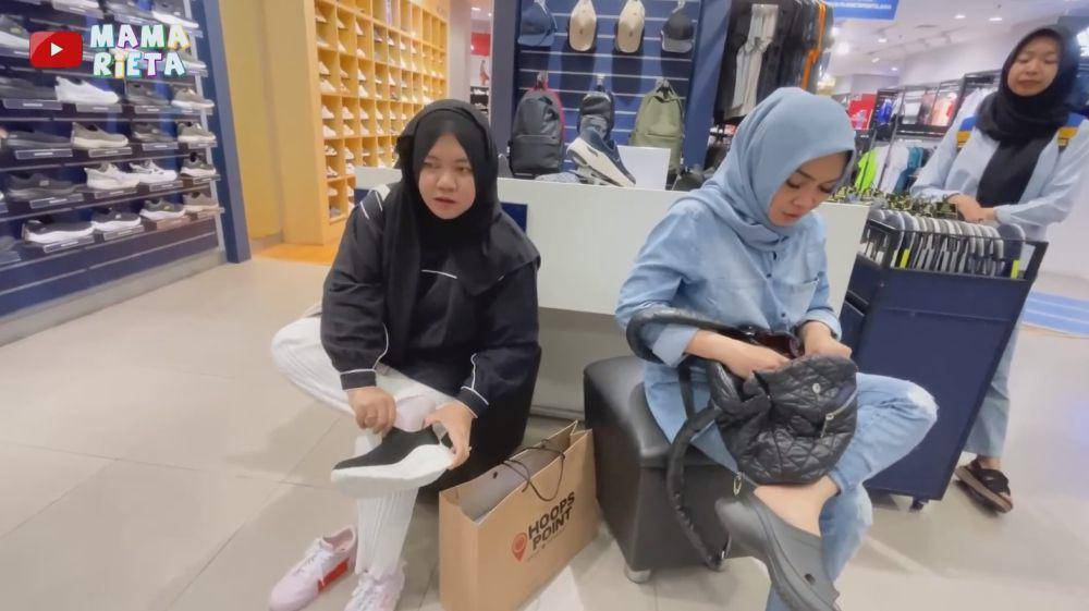 Rafathar beli kado Mbak Lala (YouTube.com/Mama Rieta)
