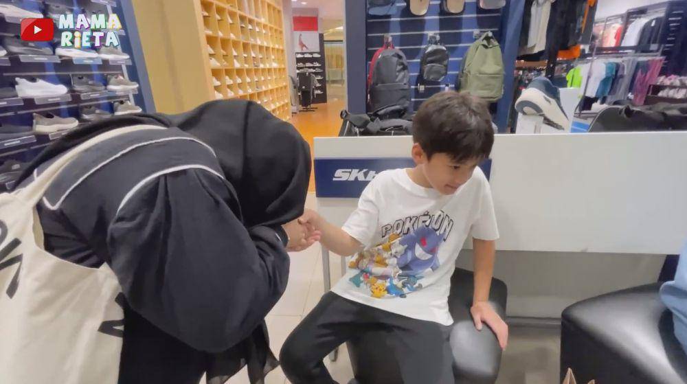 Rafathar beli kado Mbak Lala (YouTube.com/Mama Rieta)