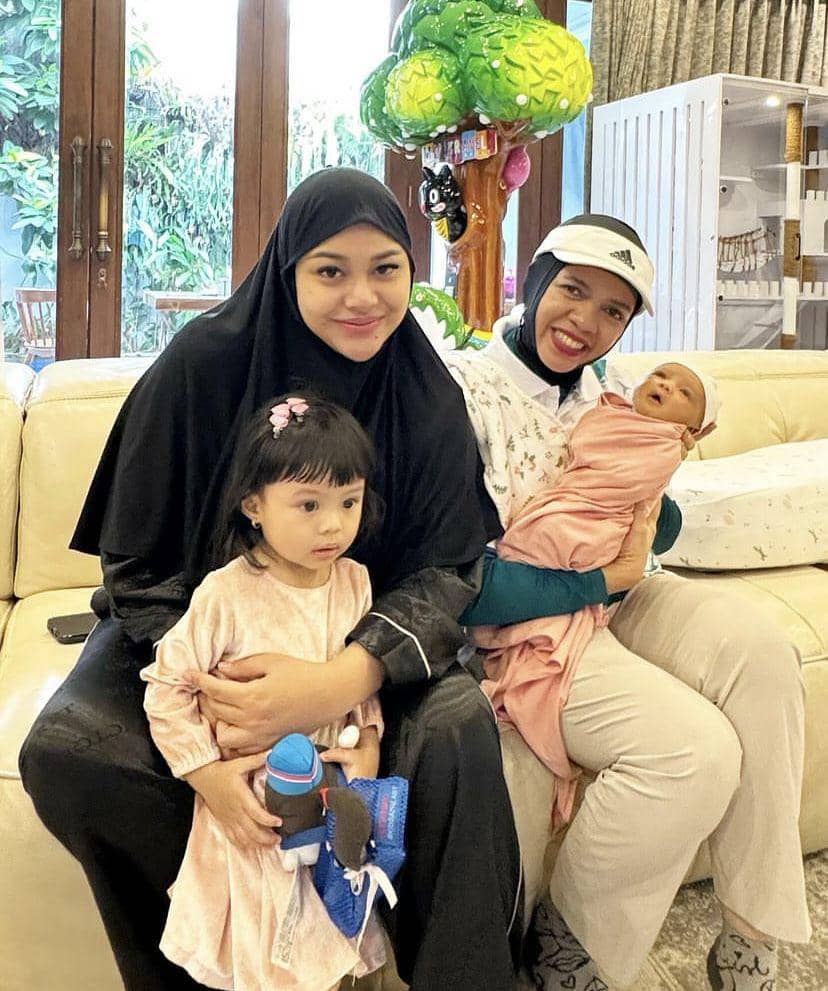 Geni Faruk momong baby Azura (instagram.com/genifaruk)
