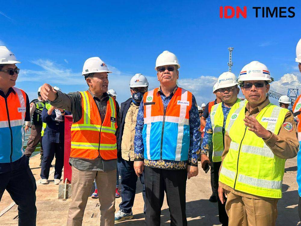 Pj Gubernur Kalbar, dan Pemimpin Wilayah Perum Bulog Kanwil Kalbar di Pelabuhan Internasional Kijing. (IDN Times/Teri).