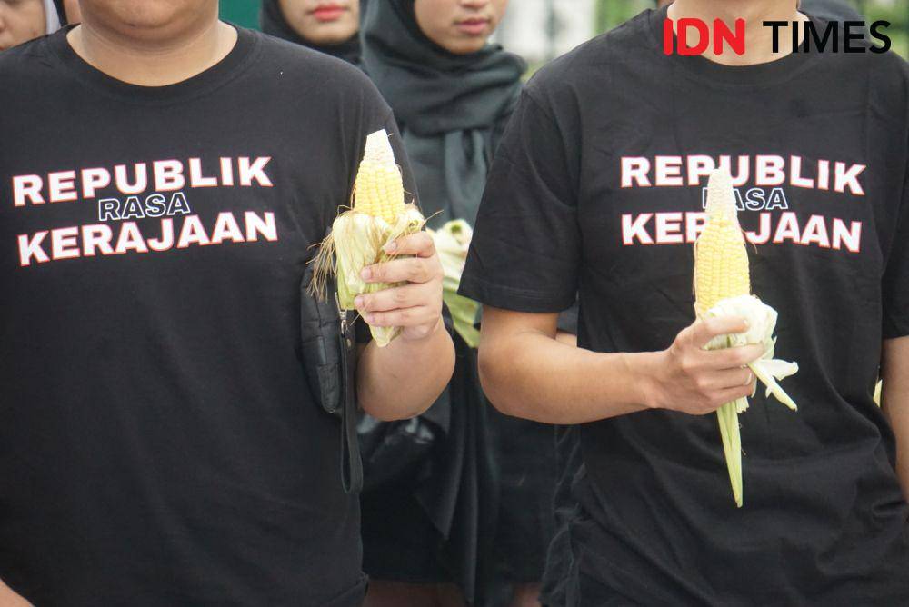 Aksi mahasiswa di Titik Nol Kilometer Yogyakarta, Rabu (29/11/2023). (IDN Times/Herlambang Jati Kusumo)