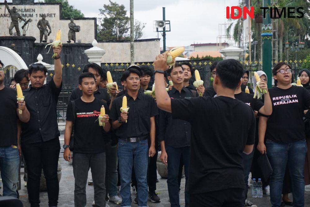 Aksi mahasiswa di Titik Nol Kilometer Yogyakarta, Rabu (29/11/2023). (IDN Times/Herlambang Jati Kusumo)