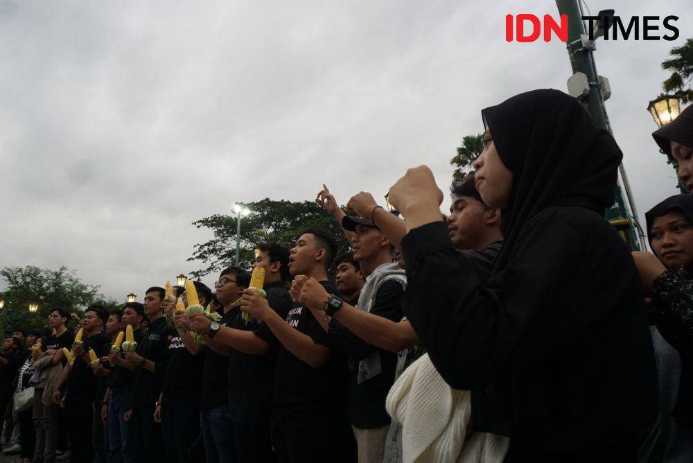 Aksi mahasiswa di Titik Nol Kilometer Yogyakarta, Rabu (29/11/2023). (IDN Times/Herlambang Jati Kusumo)