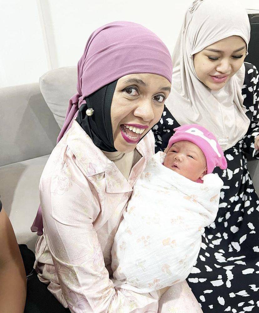 Geni Faruk momong baby Azura (instagram.com/genifaruk)