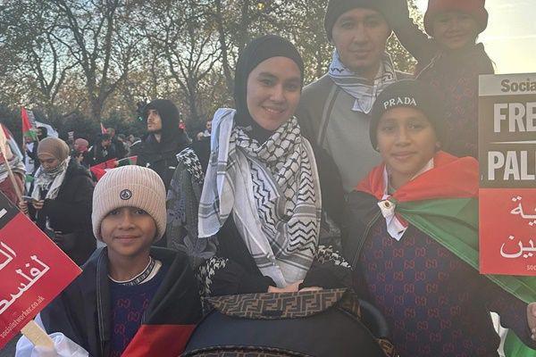 7 Potret Kartika Putri Ikut Aksi Bela Palestina di London, Nangis Haru