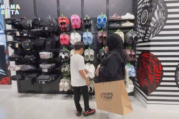 Rafathar beli kado Mbak Lala (YouTube.com/Mama Rieta)