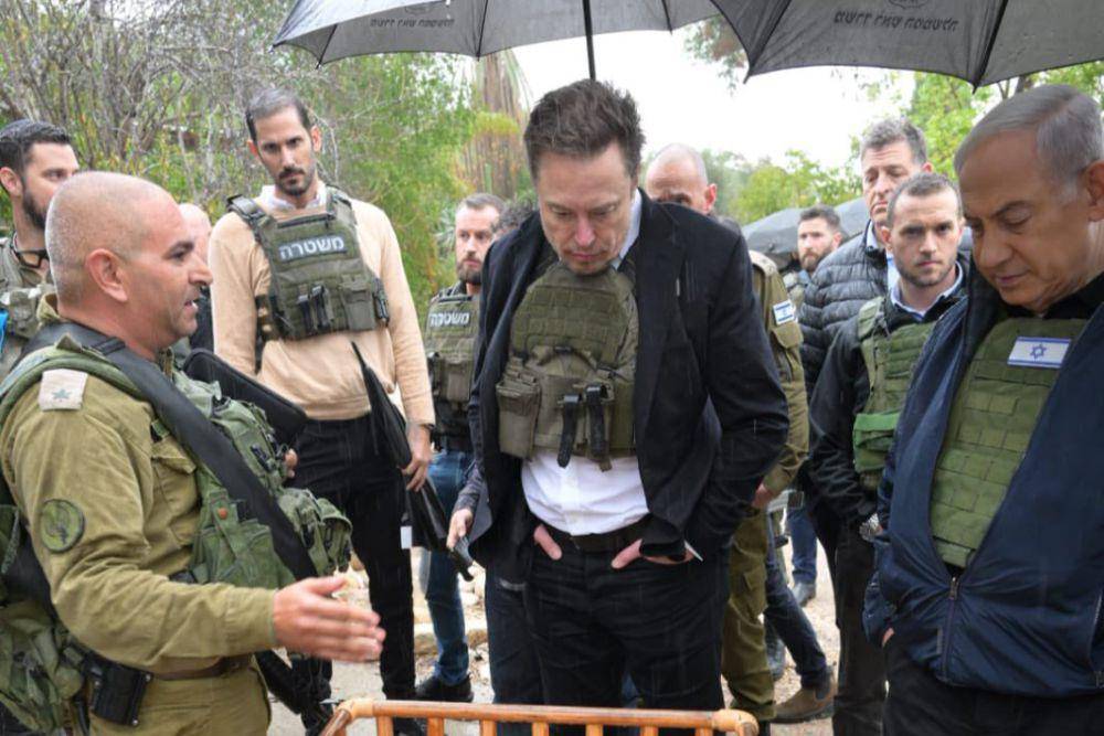 Perdana Menteri Israel Benjamin Netanyahu (kanan) dan Elon Musk (tengah) saat mengunjungi Kibbutz Kfar Aza di Israel (27/11/2023). (x.com/netanyahu)