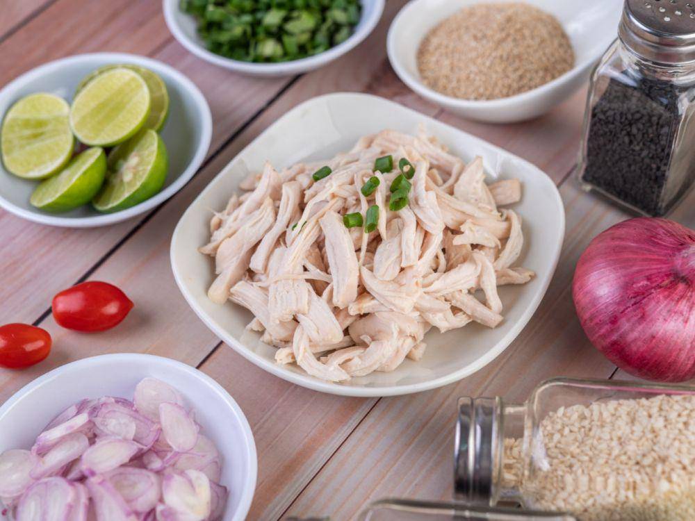 ilustrasi ayam suwir dan bumbu dapur (freepik.com/jcomp)