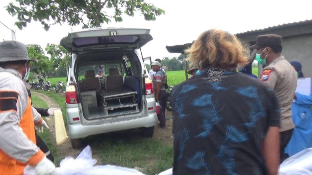 Jenazah korban oleh polisi dievakuasi kerumah duka untuk diserahkan kepada pihak keluarga/ IDN Times/ Riyanto
