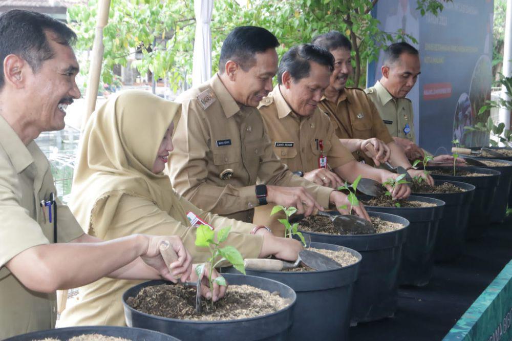 PJ Wali Kota Malang, Wahyu Hidayat saat membagi bibit cabai. (IDN Times/Rizal Adhi Pratama)