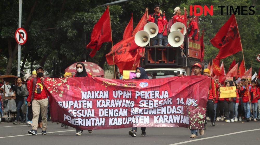 Aksi UMK 2024 di Gedung Sate, Buruh di Jabar Mulai Mogok Kerja!