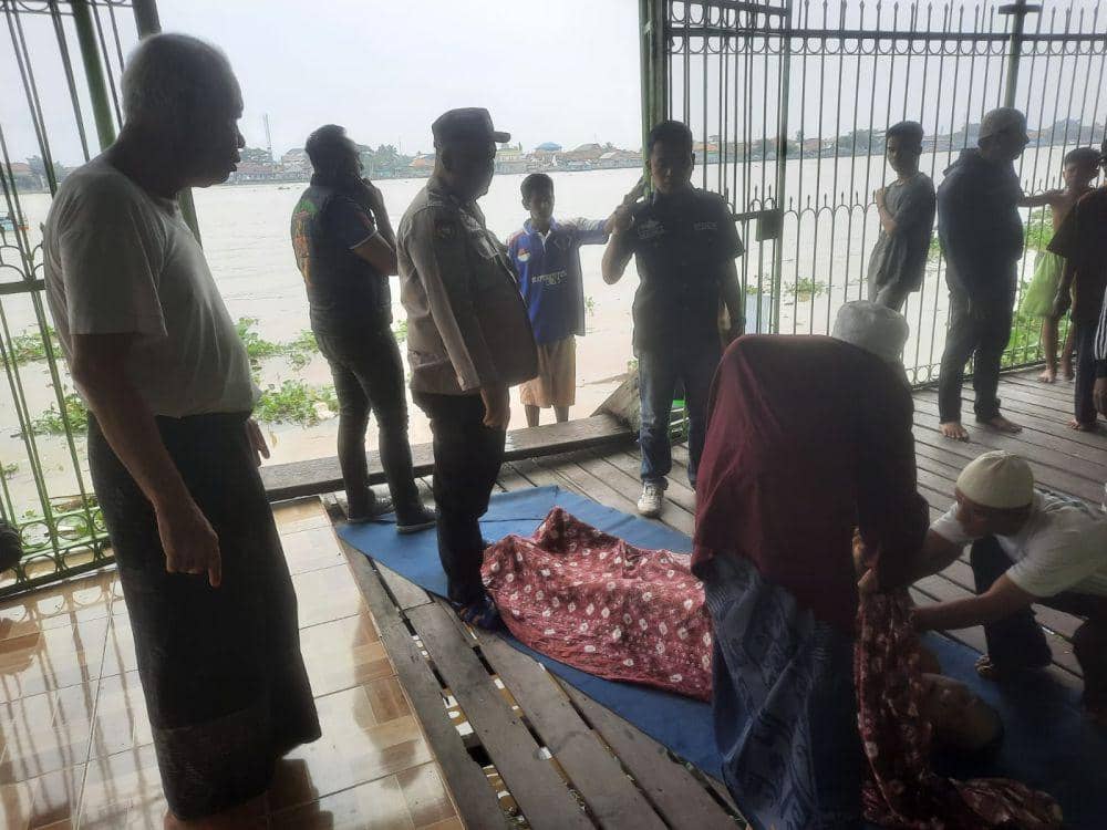 Pria Paruh Baya Tewas Tenggelam Usai Pamit Mandi di Sungai Musi