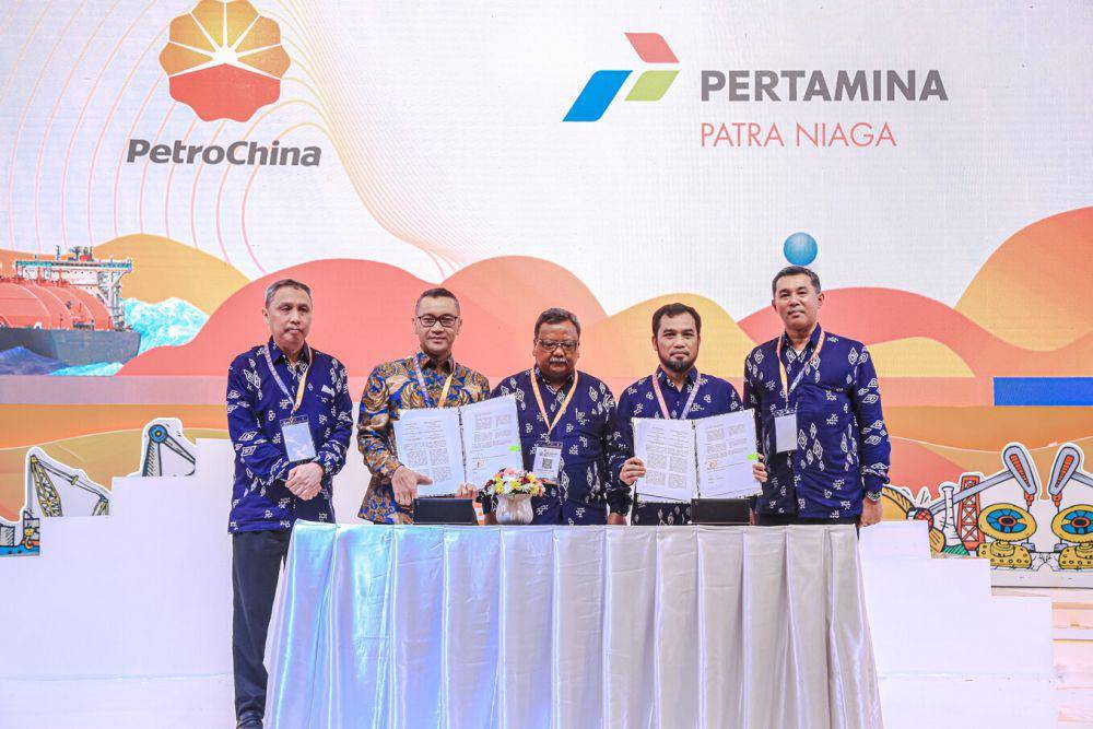 Penandatanganan Nota Kesepahaman (MoU) Kerjasama Penggunaan Produk Smooth Fluid (SF) antara Pertamina Patra Niaga dan PetroChina. (dok. Pertamina)