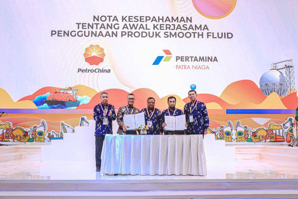 Penandatanganan Nota Kesepahaman (MoU) Kerjasama Penggunaan Produk Smooth Fluid (SF) antara Pertamina Patra Niaga dan PetroChina. (dok. Pertamina)