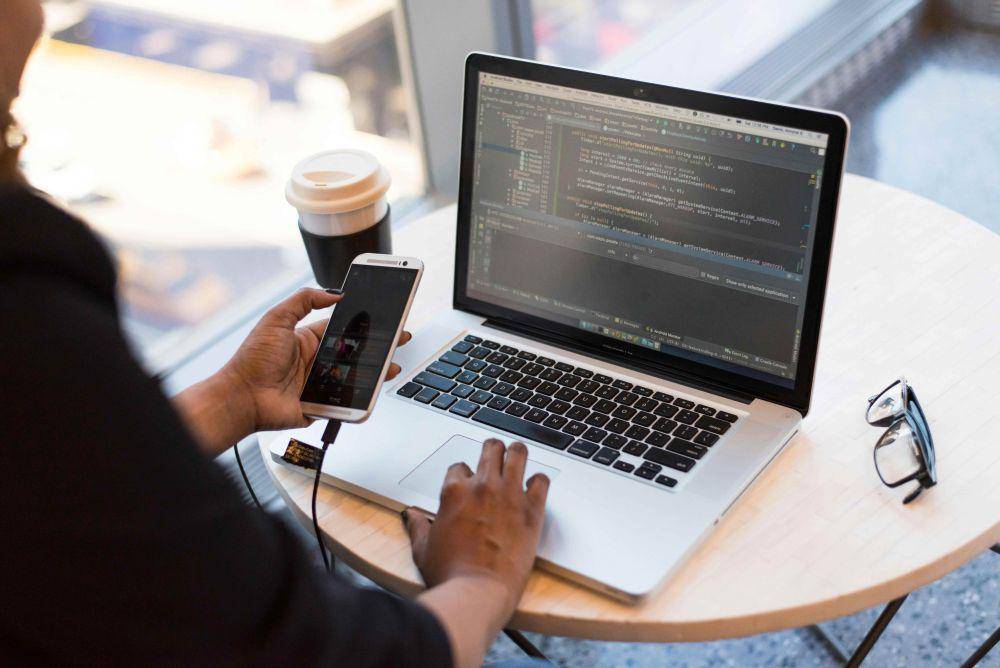Pengembang yang membuat aplikasi mobile (pexels.com/@divinetechygirl/)