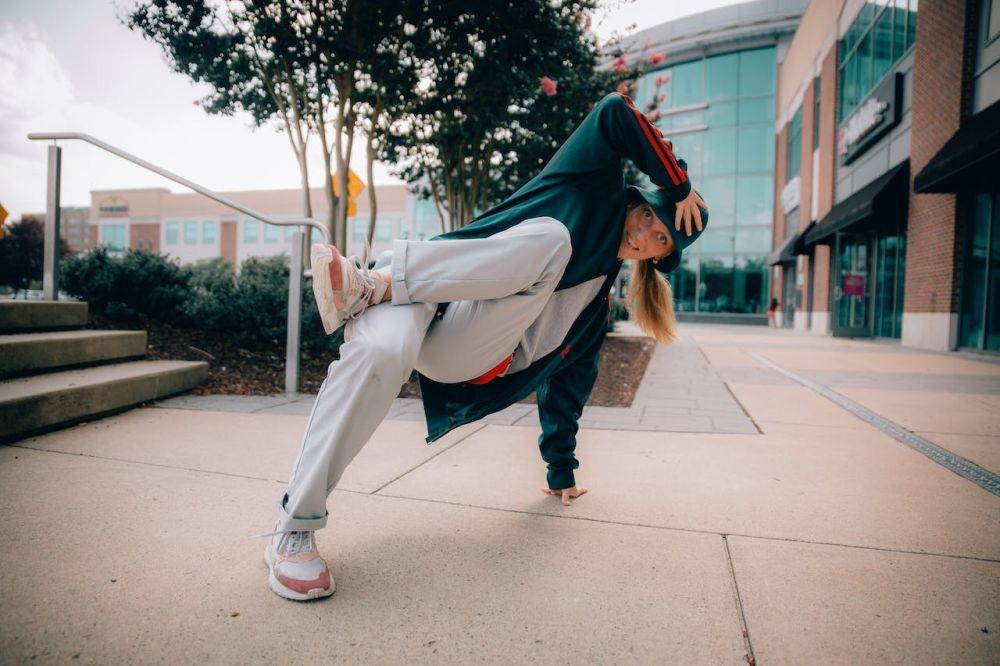 ilustrasi breakdance (pexels.com/Jerm Gonzalo)