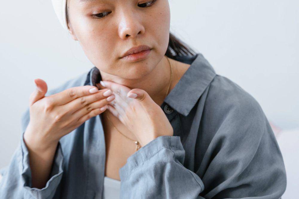 ilustrasi nyeri leher (pexels.com/MART PRODUCTION)