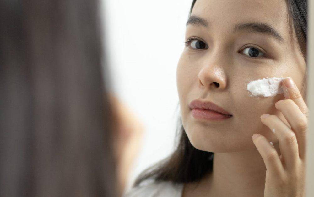 ilustrasi penggunaan touch up sunscreen (pexels.com/Mike Murray)