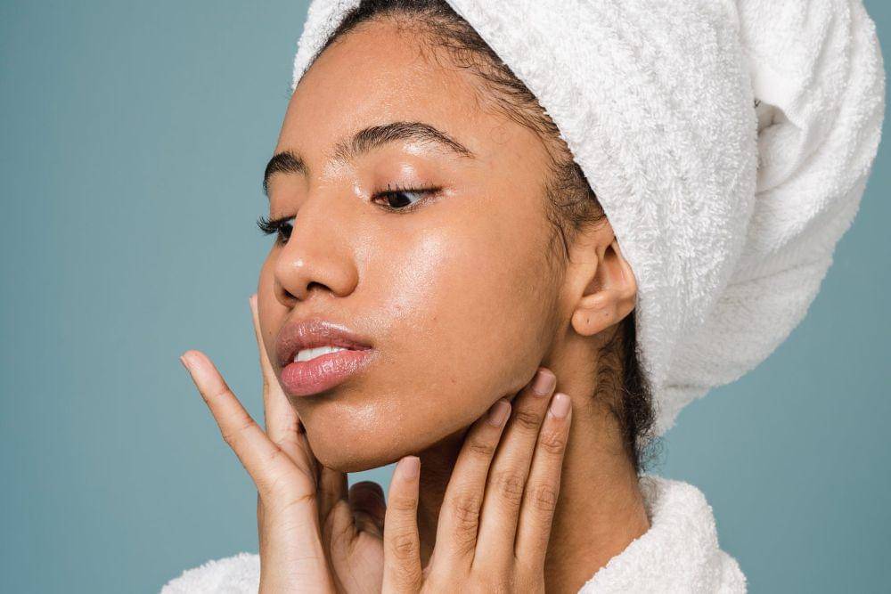 ilustrasi memegang leher (pexels.com/Sora Shimazaki)