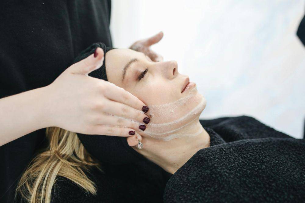 ilustrasi facial (pexels.com/Polina Tankilevitch)