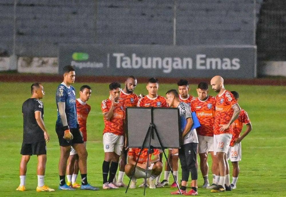 Ridwan Saragih saat memberikan arahan kepada pemainnya usai latihan, sebelum bertanding melawan Sriwijaya FC (IDN Times/ IG pspsriau)