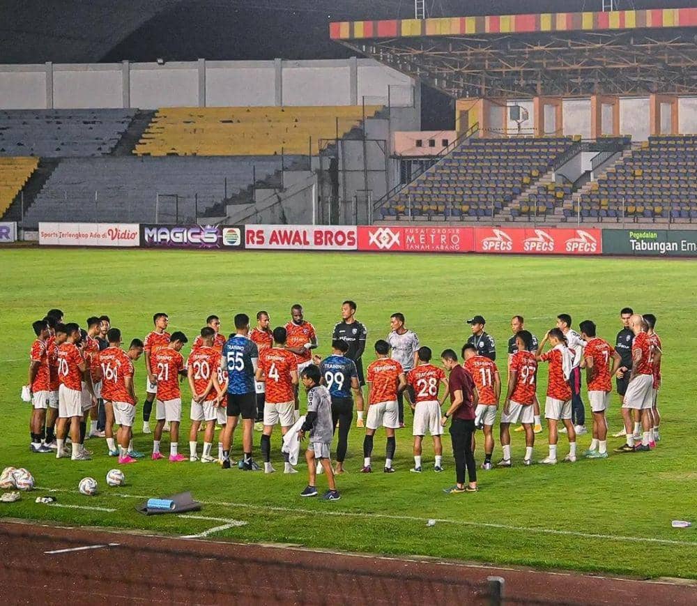 Seluruh pemain PSPS saat mendengarkan arahan Ridwan Saragih usai latihan di Stadion Kaharuddin Nasution (IDN Times/ IG pspsriau)