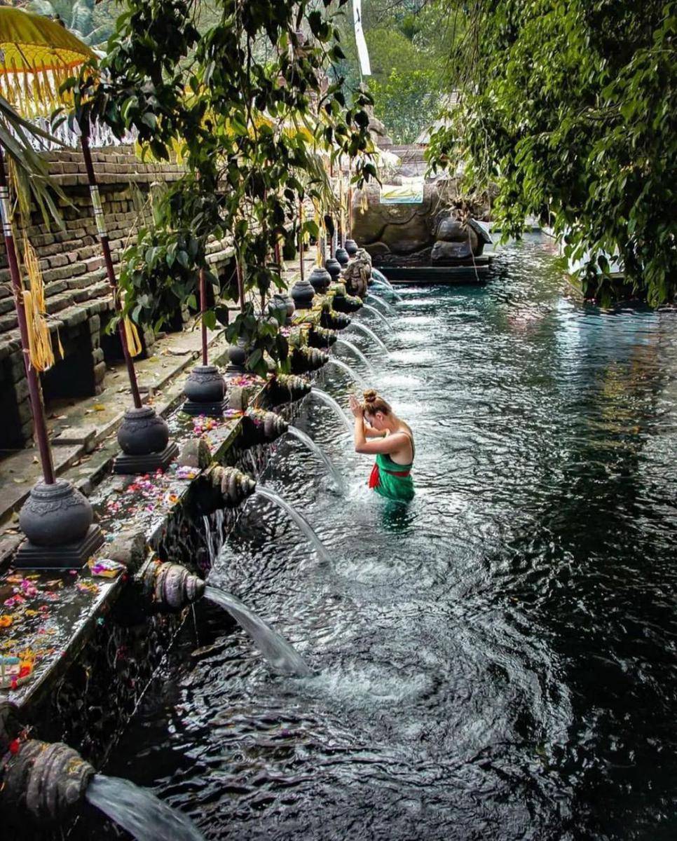 Pura Tirta Empul (instagram.com/balidriverandguide)