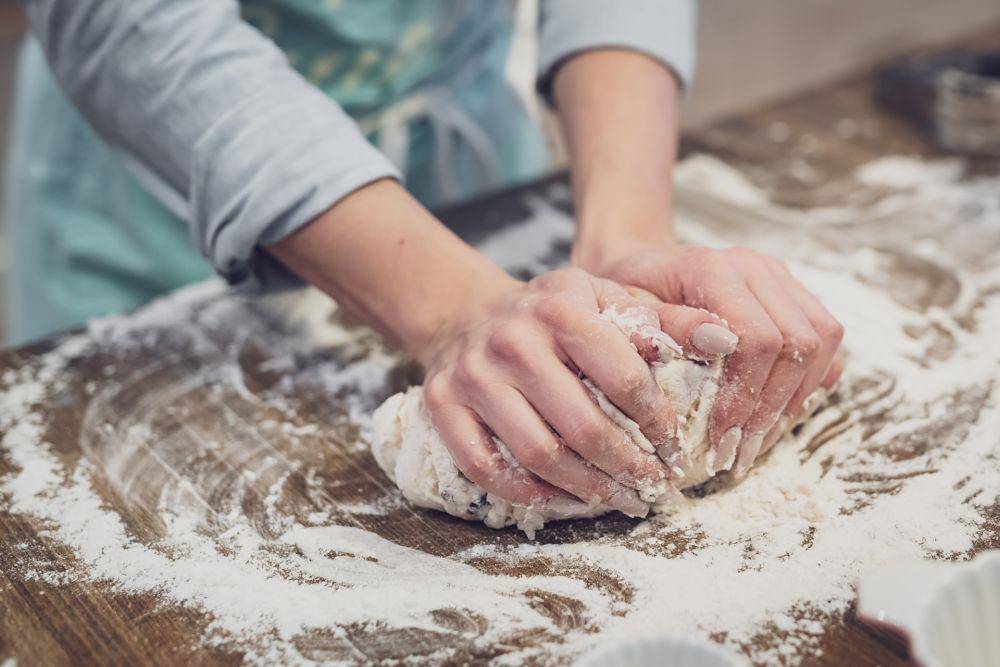 ilustrasi membuat conchas (unsplash.com/Theme Photos)