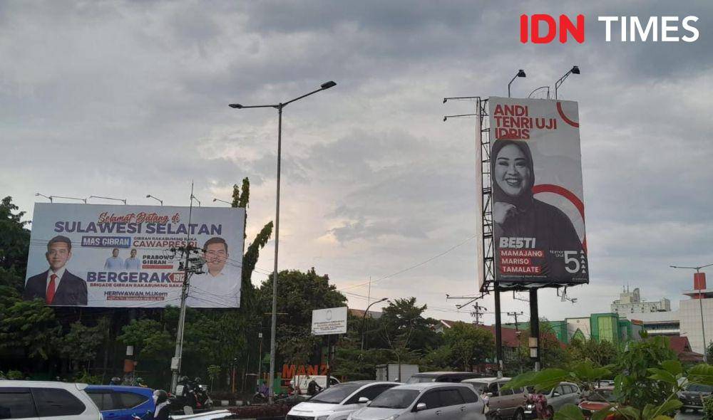 Baliho sejumlah peserta Pemilu 2024 di Jalan AP Pettarani Makassar, Sulawesi Selatan, Rabu (29/11/2023). IDN Times/Dahrul Amri Lobubun