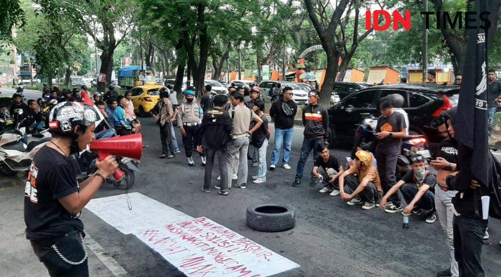 Puluhan mahasiswa dan warga yang melakukan demo di kantor PT PLN Sulselrabar, Rabu (29/11/2023). IDN Times/Dahrul Amri Lobubun