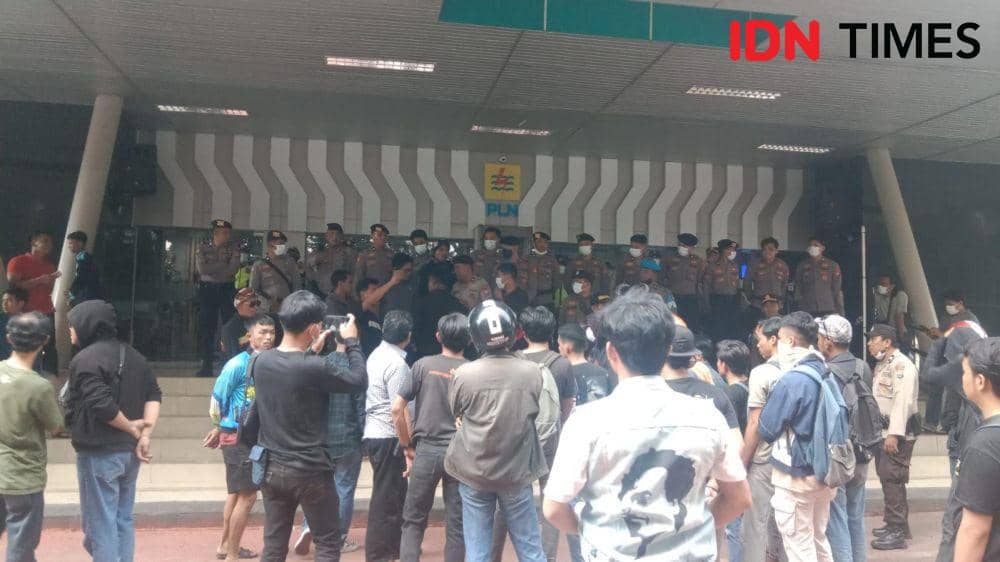 Puluhan mahasiswa dan warga yang melakukan demo di kantor PT PLN Sulselrabar, Rabu (29/11/2023). IDN Times/Dahrul Amri Lobubun