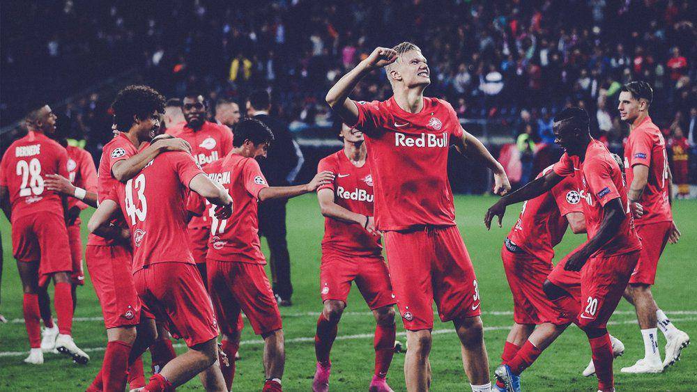 Para pemain RB Salzburg merayakan gol di UCL 2019/2020. (twitter.com/RedBullSalzburg)