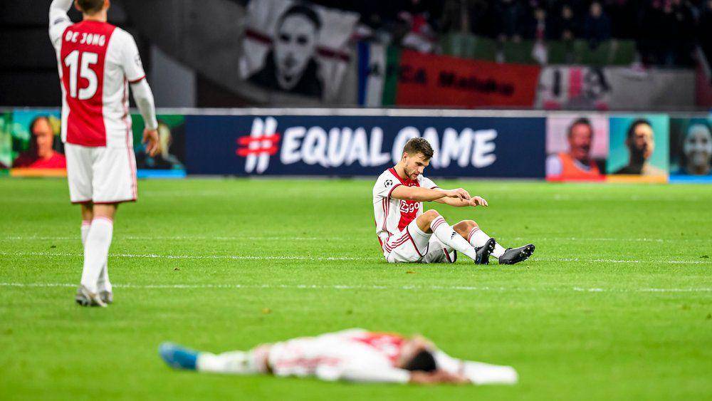 reaksi para pemain Ajax Amsterdam setelah gugur di fase grup UCL 2019/2020 (twitter.com/AFCAjax)