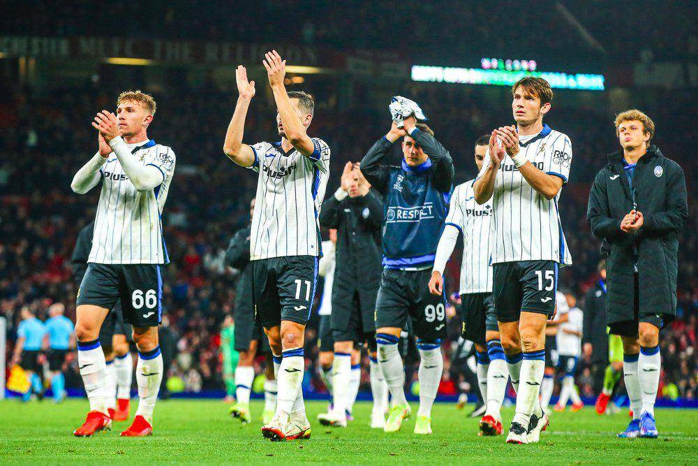 Para pemain Atalanta memberi penghormatan kepada fans setelah kalah di UCL 2021/2022. (twitter.com/Atalanta_BC)